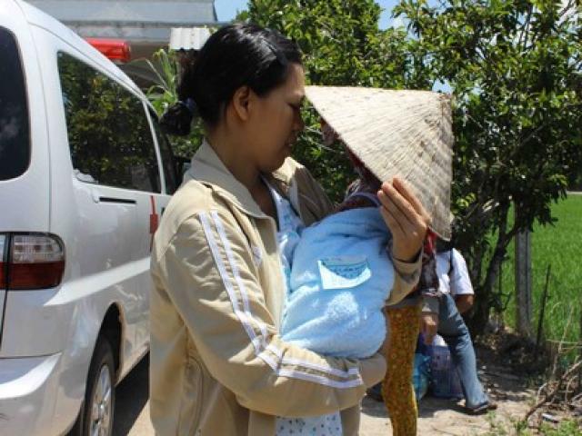 Sức khỏe đời sống - Vỡ òa hạnh phúc đón bé sơ sinh bị đâm trở về nhà