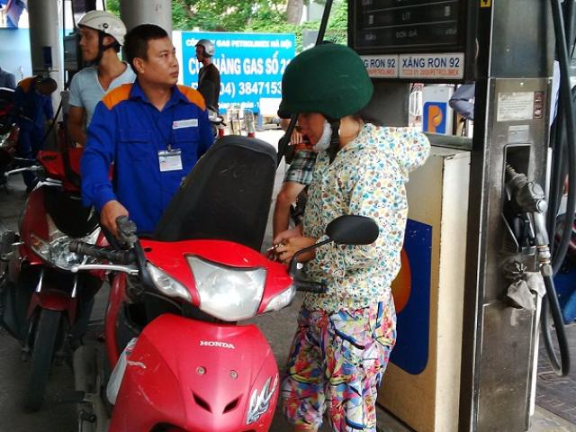 Thị trường - Tiêu dùng - Xăng dầu TG thấp kỷ lục: Sao đợi 15 ngày mới giảm giá trong nước?!