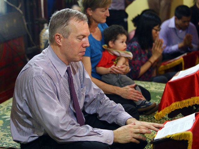 Tin tức trong ngày - Đại sứ Mỹ “đội mưa” báo hiếu mẹ dịp lễ Vu Lan