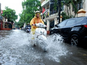 Tin tức trong ngày - Mưa 30 phút, nhiều tuyến phố Hà Nội ngập sâu trong nước