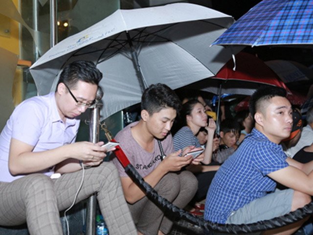 Xếp hàng dài chờ mua Galaxy Note 5 tại Việt Nam