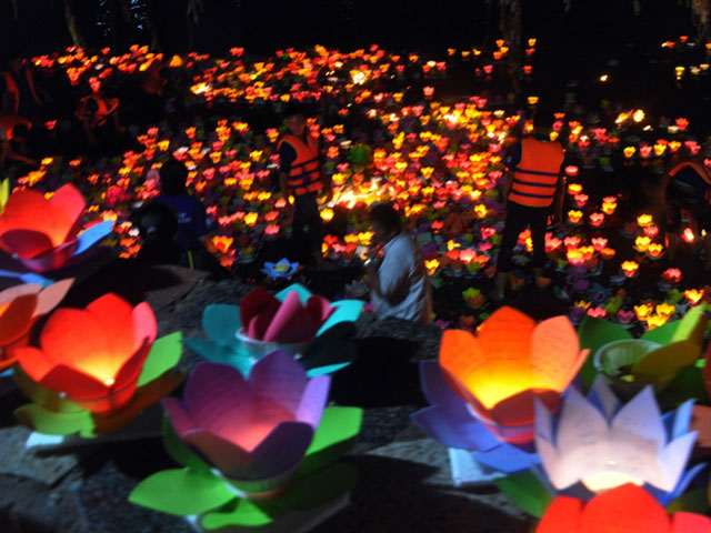 Tin tức trong ngày - Sông Sài Gòn rực sáng ánh hoa đăng trong lễ Vu Lan