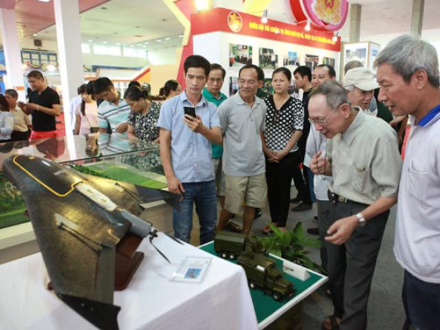 Tin tức trong ngày - Tận thấy máy bay không người lái và dàn xe đặc chủng giữa Thủ đô