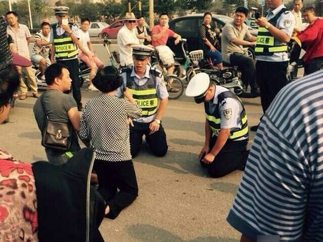 Tin tức trong ngày - TQ: Một phụ nữ và nhiều CSGT quỳ gối giữa đường