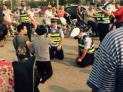 Tin tức trong ngày - TQ: Một phụ nữ và nhiều CSGT quỳ gối giữa đường