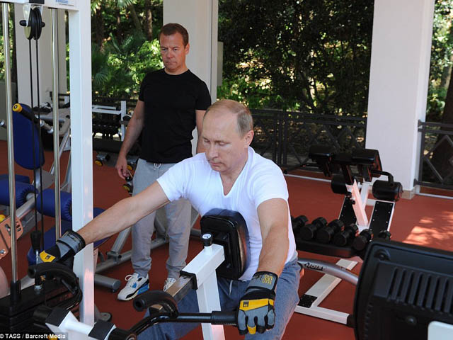 Tin tức trong ngày - Tổng Thống Putin, Thủ tướng Medvedev "đọ dáng" trong phòng tập thể hình