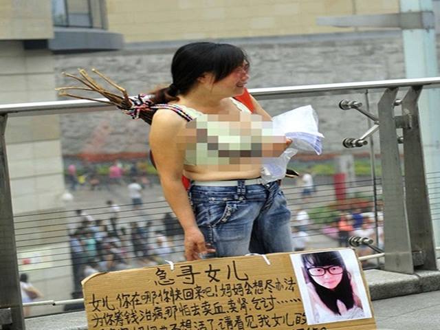 Bạn trẻ - Cuộc sống - Mẹ cởi áo trên phố tìm con gái bị bạch cầu