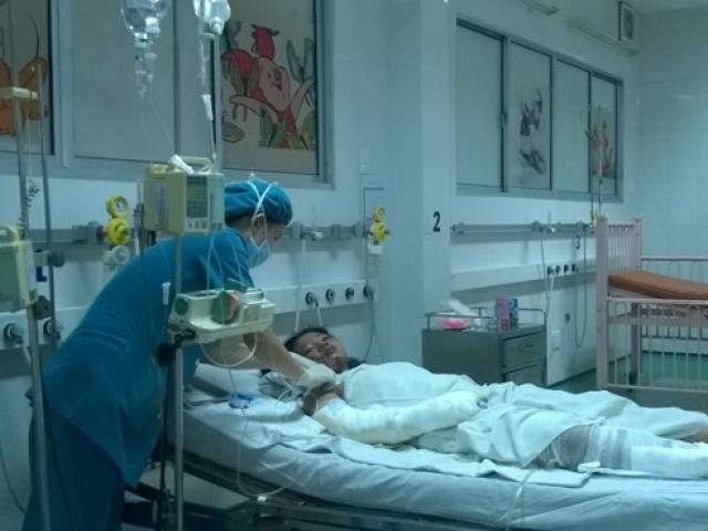 Sức khỏe đời sống - Bé gái bán vé số bị mẹ đốt vẫn nguy kịch, ngón tay bị hoại tử