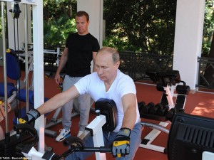 Tin tức trong ngày - Tổng Thống Putin, Thủ tướng Medvedev &quot;đọ dáng&quot; trong phòng tập thể hình