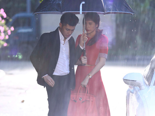 Ca nhạc - MTV - Cảnh chia tay trong mưa của Thủy Tiên và "người tình"