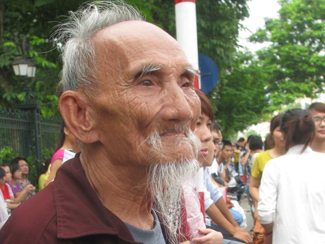 Cụ ông 85 tuổi đứng ngẩn ngơ vì không xem được diễu binh