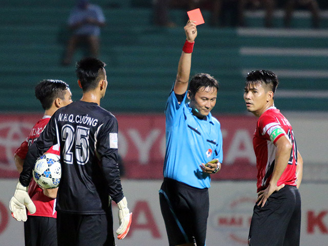 Tin bên lề bóng đá - CĐV ngao ngán với "màn kịch” của ĐTLA