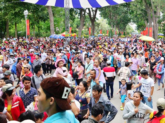 Tin tức trong ngày - TP.HCM: Khu vui chơi đông nghẹt người ngày Quốc khánh