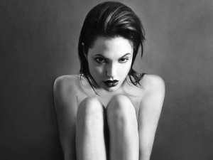 Hậu trường phim - Ảnh khỏa thân của Angelina Jolie ở tuổi 20 được rao bán