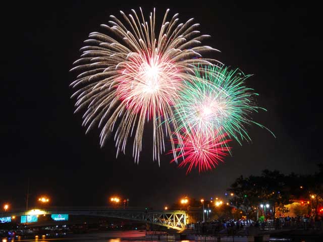 Tin tức trong ngày - TPHCM: Pháo hoa lung linh mừng Tết Độc lập