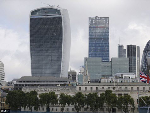 Thế giới - Tòa nhà bị ghét nhất ở Anh vì… làm tan chảy xe hơi