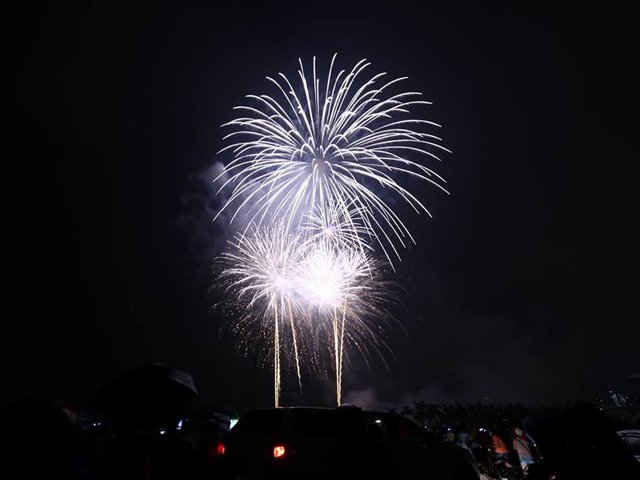 Tin tức Việt Nam - Người Hà Nội đội mưa xem pháo hoa mừng Quốc khánh