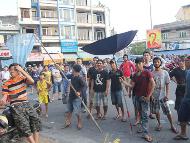 Tin tức trong ngày - Giật đồ cúng hay ăn cướp?