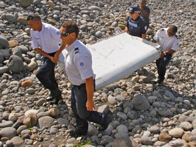 Tin tức trong ngày - Pháp xác nhận cánh phụ máy bay trôi dạt là của MH370