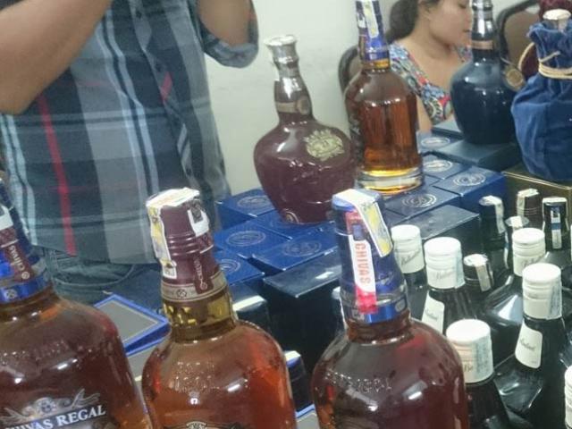 Thị trường - Tiêu dùng - Phá "lò" chế rượu ngoại giả giữa Thủ đô