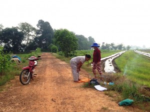 Tin tức trong ngày - Bé sơ sinh còn nguyên dây rốn bị vứt dưới mương nước