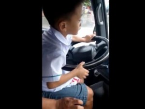 Tin tức trong ngày - Tìm ra bé trai 6 tuổi lái xe ô tô lao băng băng trên đường