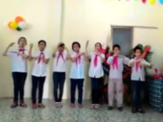 Tin tức trong ngày - Clip: Học sinh khiếm thính "hát" Quốc ca ngày khai giảng