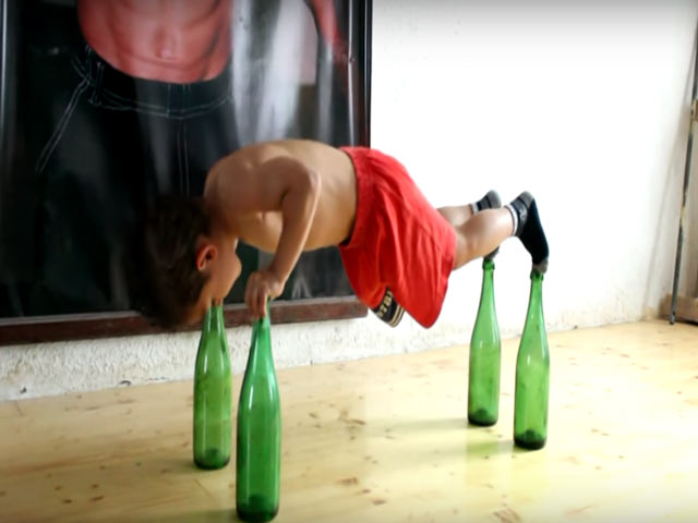 Thể thao - 5 tuổi khỏe phi thường, chống đẩy trên chai thủy tinh