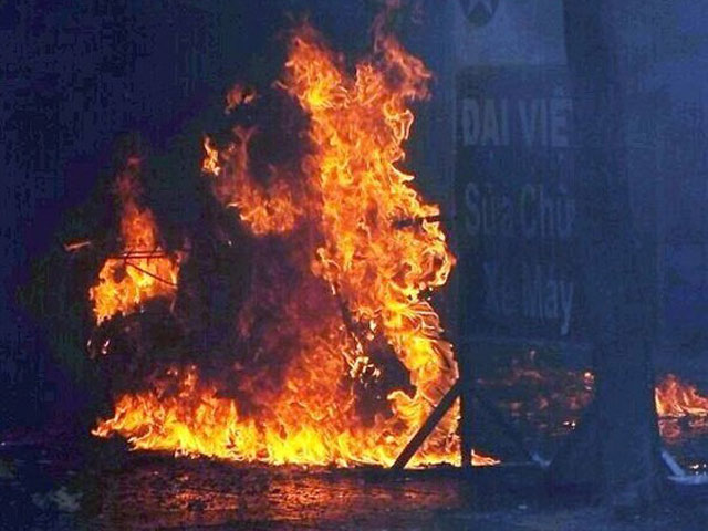 Tin tức trong ngày - 2 xe máy bỗng dưng bốc cháy như đuốc trong tiệm sửa xe