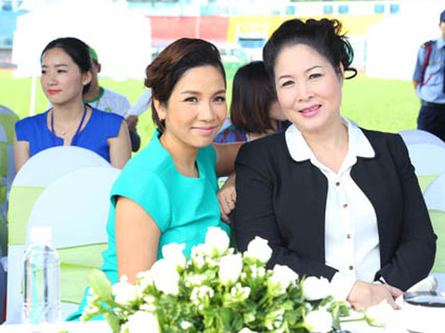 Sao ngoại-sao nội - Mỹ Linh diện váy xanh trẻ trung bên Hồng Vân