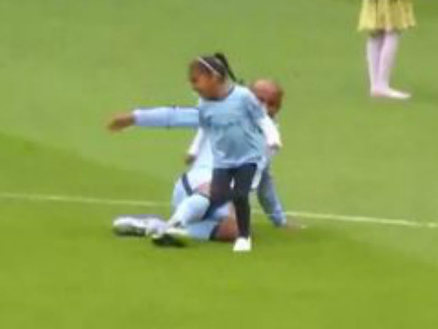 Bóng đá - Đội trưởng Man City xoạc bóng "hạ gục"… con gái