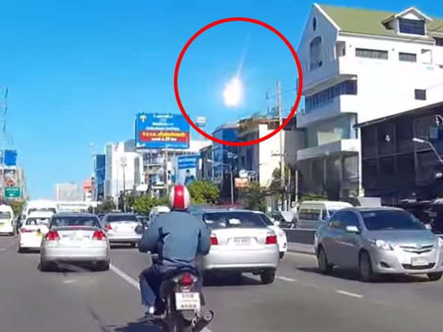 Tin tức trong ngày - Clip quả cầu lửa bí ẩn "đốt cháy" bầu trời Bangkok