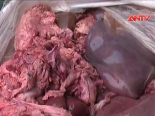Thị trường - Tiêu dùng - Chặn đứng xe khách chở 300kg nội tạng thối