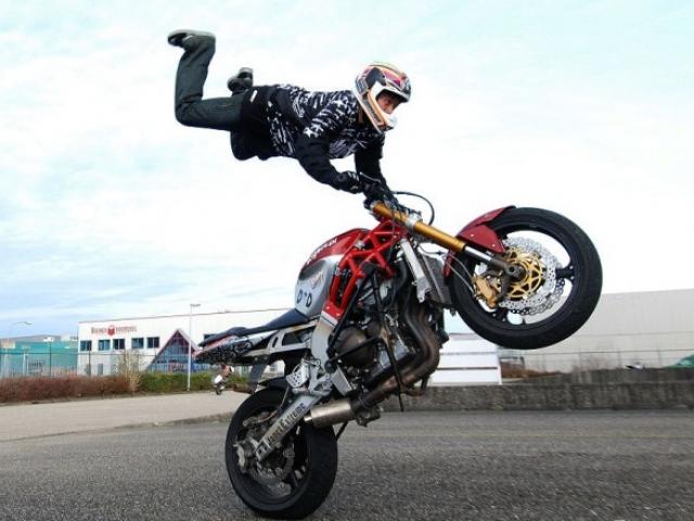 Stunt: Thú chơi mô tô mạo hiểm giới trẻ Việt Nam