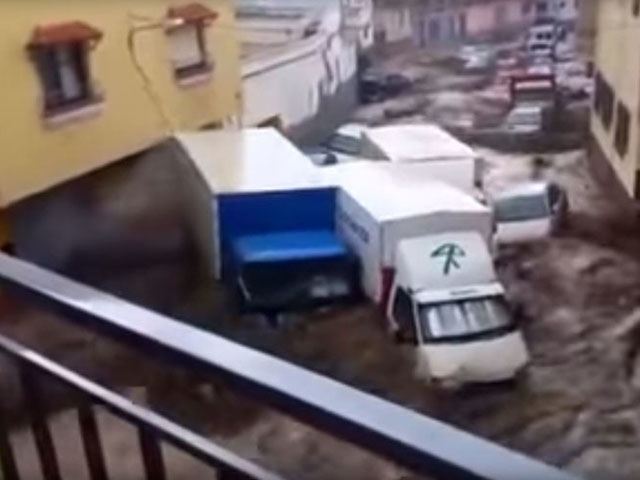 Tin tức trong ngày - Clip lũ quét hung dữ cuốn phăng hàng chục ô tô, xe tải