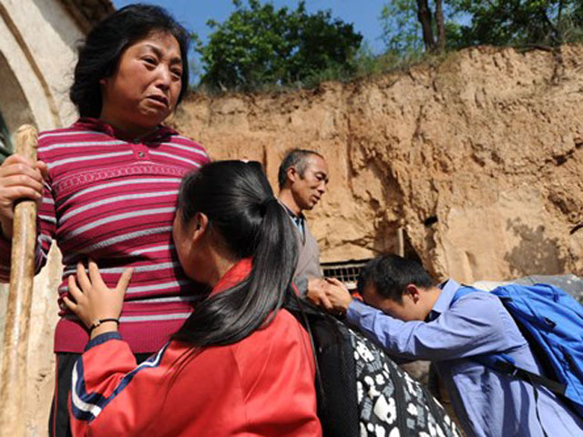 Bạn trẻ - Cuộc sống - Con quỳ lạy cha mẹ trước khi đi học làm lay động dân mạng