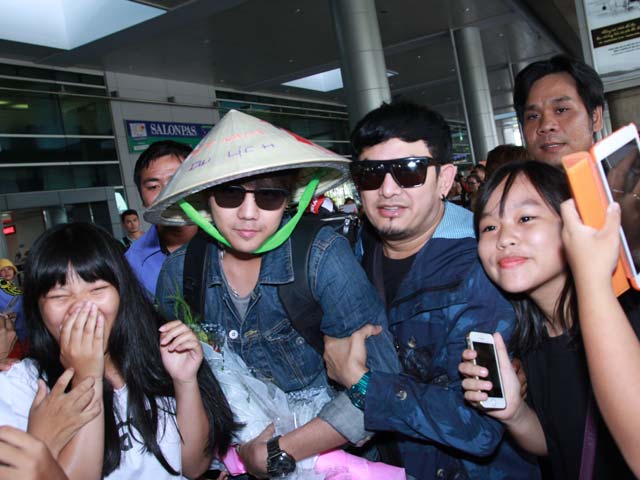 Phim - Tài tử "Ma nữ tìm chồng" bị fan Việt vây kín ở sân bay