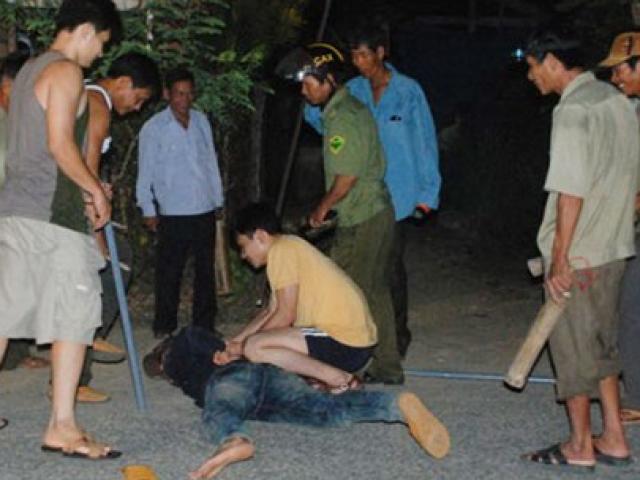 Tin tức trong ngày - Cả làng trị trộm chó bằng dây, gậy, mõ