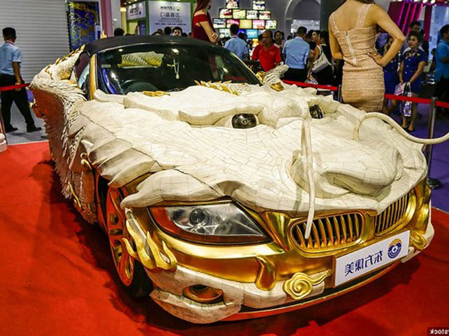 Phi thường - kỳ quặc - "Siêu xe rồng" dát 1.999 miếng vàng, 30.000 xương chân bò