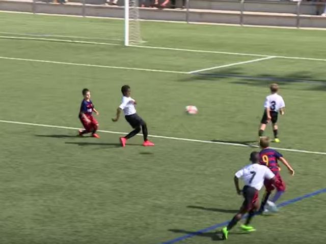 Bóng đá - "Trố mắt" với pha ghi bàn của SAO nhí Barca