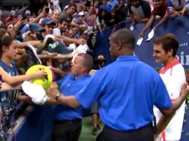 Thể thao - Federer "cứu sống" cậu bé giữa đám đông ở US Open