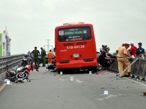 Tin tức trong ngày - TPHCM: Xe khách tông 7 xe máy, cô gái văng khỏi cầu