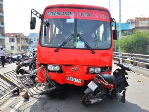 Tin tức trong ngày - Lời kể người bị xe khách cuốn vào gầm trên cầu vượt thép