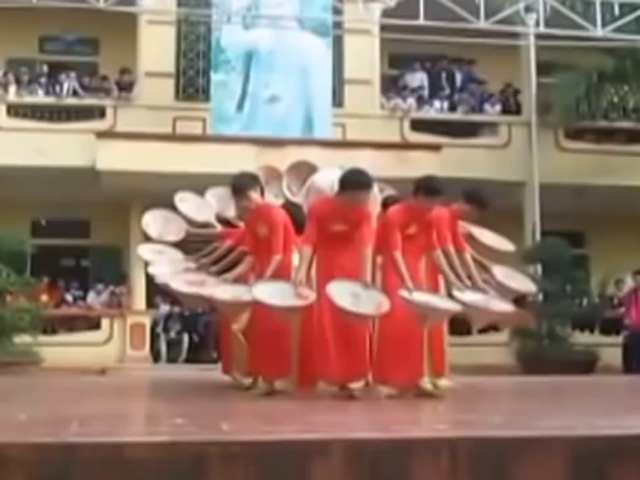 Bạn trẻ - Cuộc sống - “Cười ngất” với clip nam sinh mặc áo dài múa nón