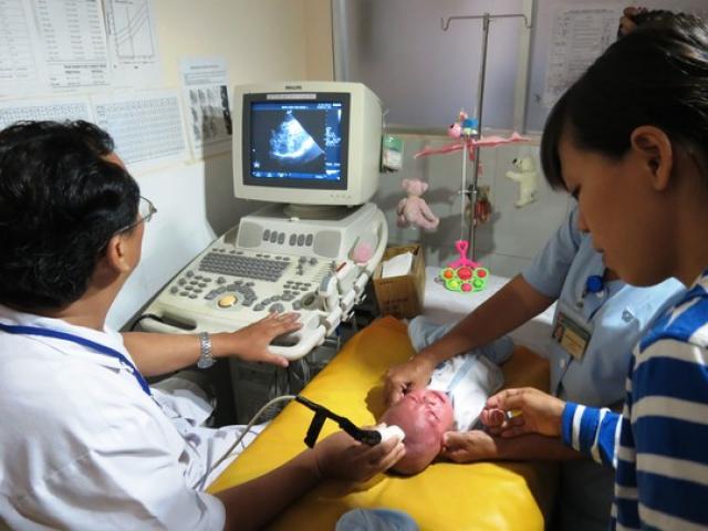 Tin tức trong ngày - Bé bị đâm thấu sọ khỏe mạnh, đáng yêu ngày tái khám