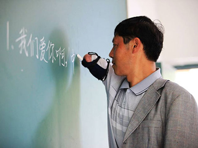 Bạn trẻ - Cuộc sống - Nỗ lực phi thường của người thầy bị cụt cả 2 tay