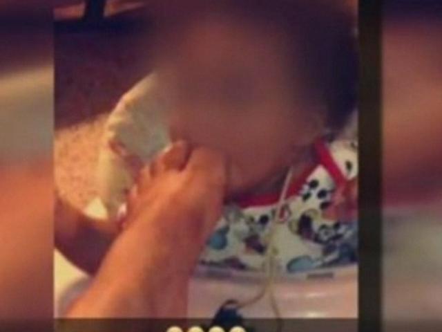 Cô gái cho ngón chân vào miệng bé 7 tháng tuổi gây phẫn nộ