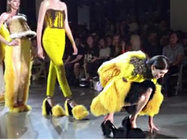 Xu hướng thời trang - Người mẫu "rối như gà mắc tóc" vì đôi giày kỳ quặc