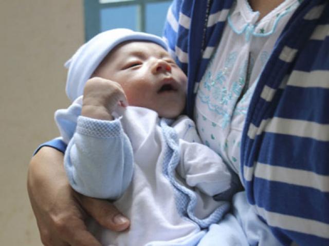 Sức khỏe đời sống - Bé trai bị đâm xuyên sọ khỏe mạnh, đáng yêu ngày tái khám