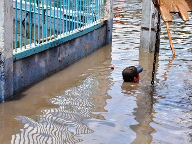Tin tức trong ngày - Ảnh: Dân TP.HCM khốn khổ vì nước ngập